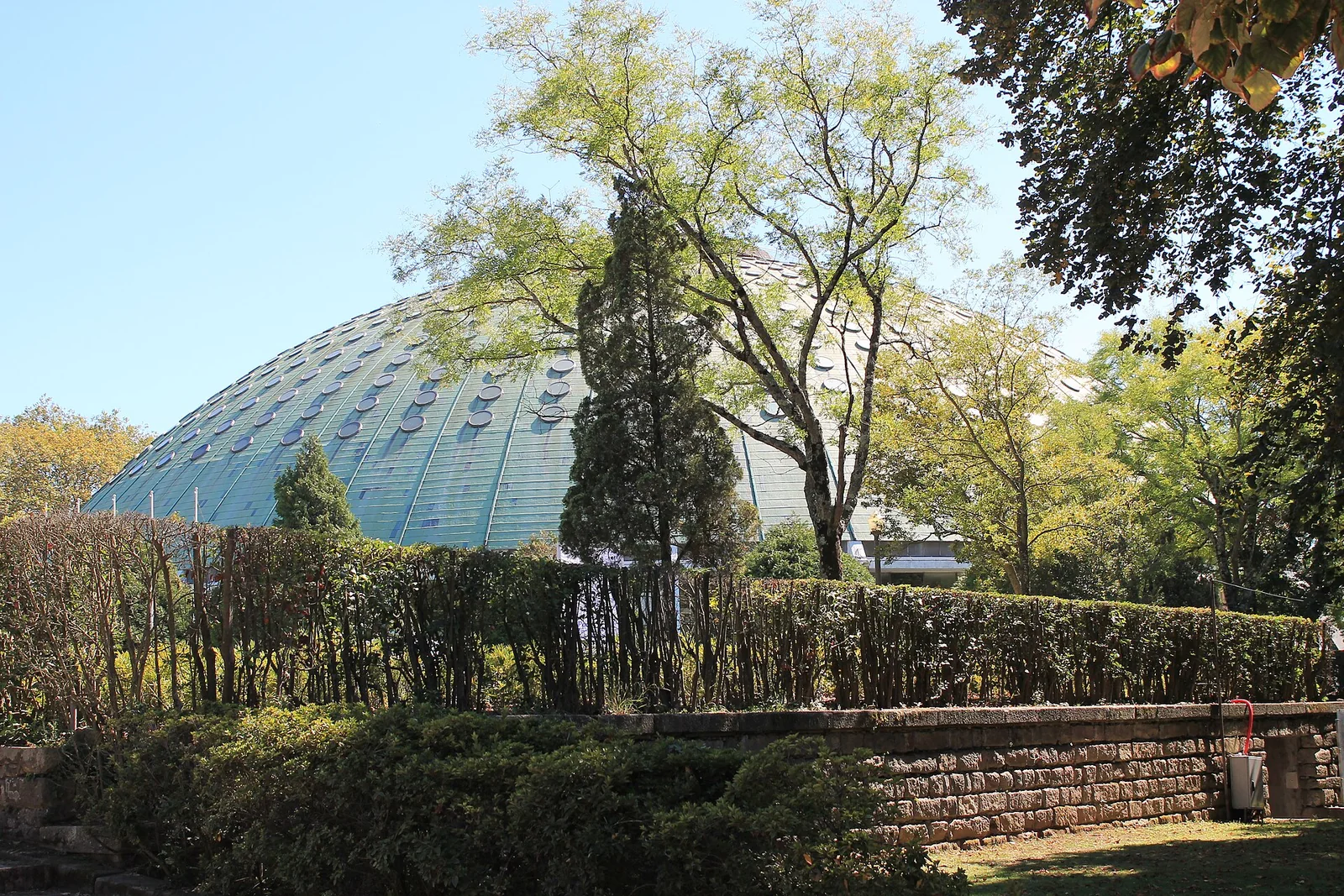 Gardens of the Palacio de Cristal in Porto with greenery and city views.