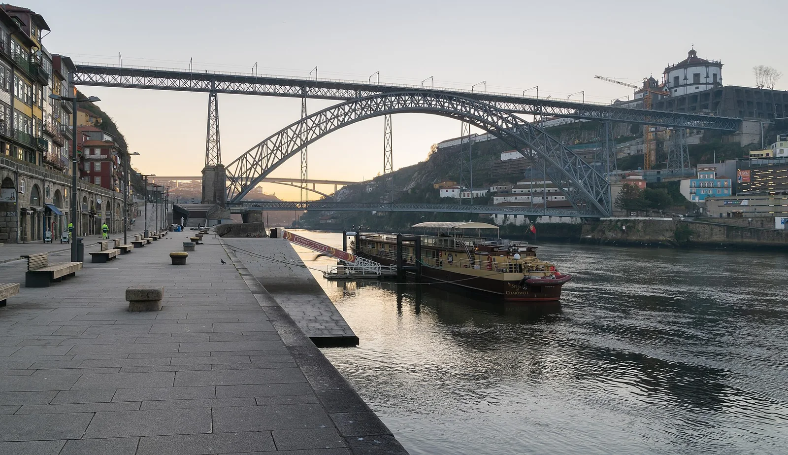 Puente Dom Luís I visto desde el Cais da Ribeira junto al río Douro en Oporto.