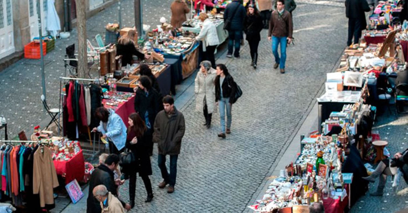 Outdoor stalls at Mercadinho dos Clerigos in Porto.