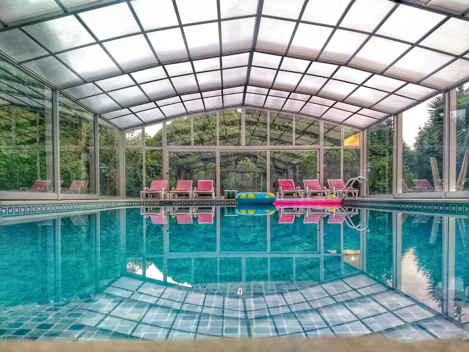 Swimming pool beneath a transparent retractable enclosure at Solar Piedade.